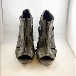 Aldo front zip heels army green Sz 9 , 4.5”